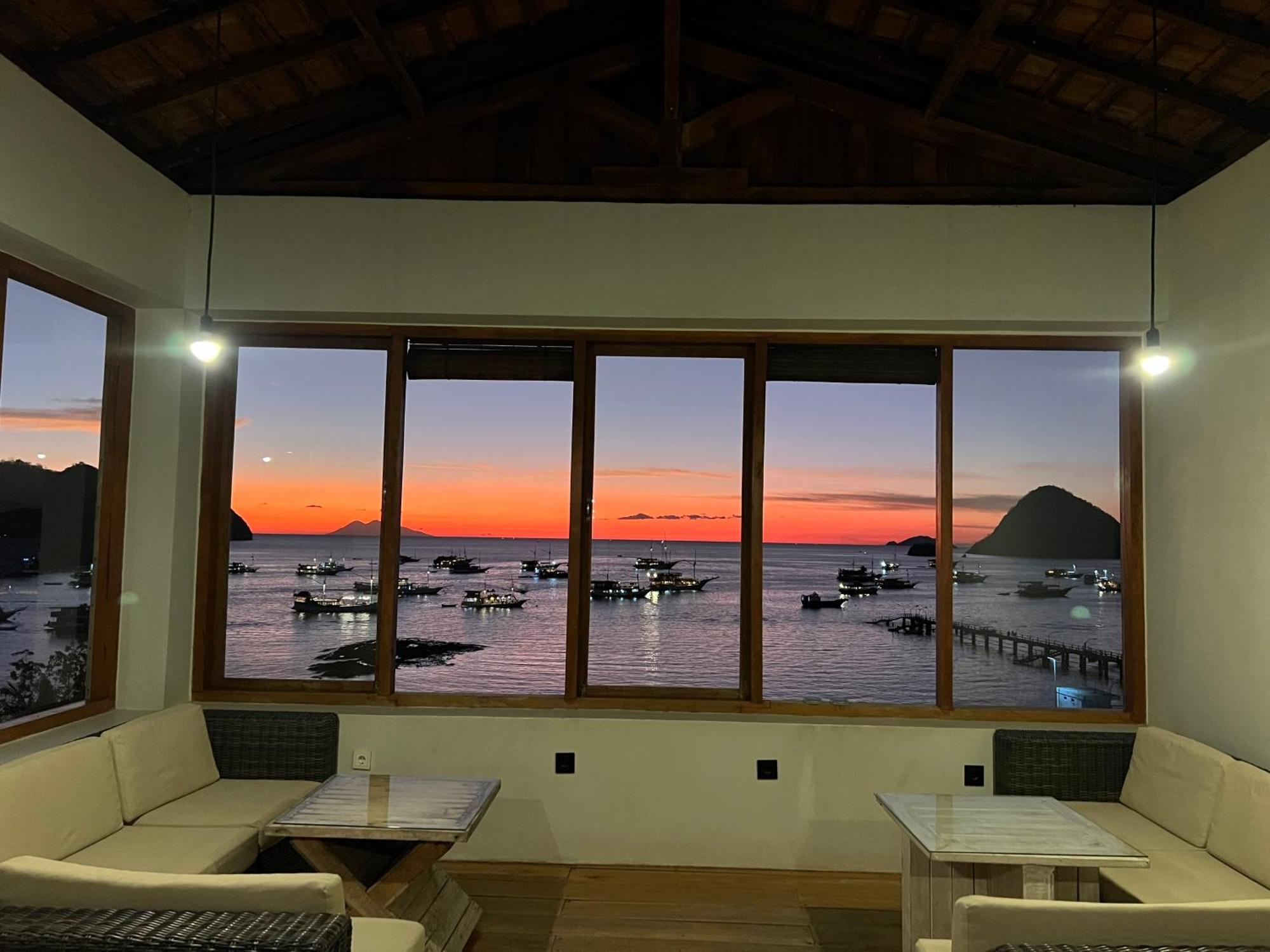 Hotel Blue Parrot Labuan Bajo Exterior foto